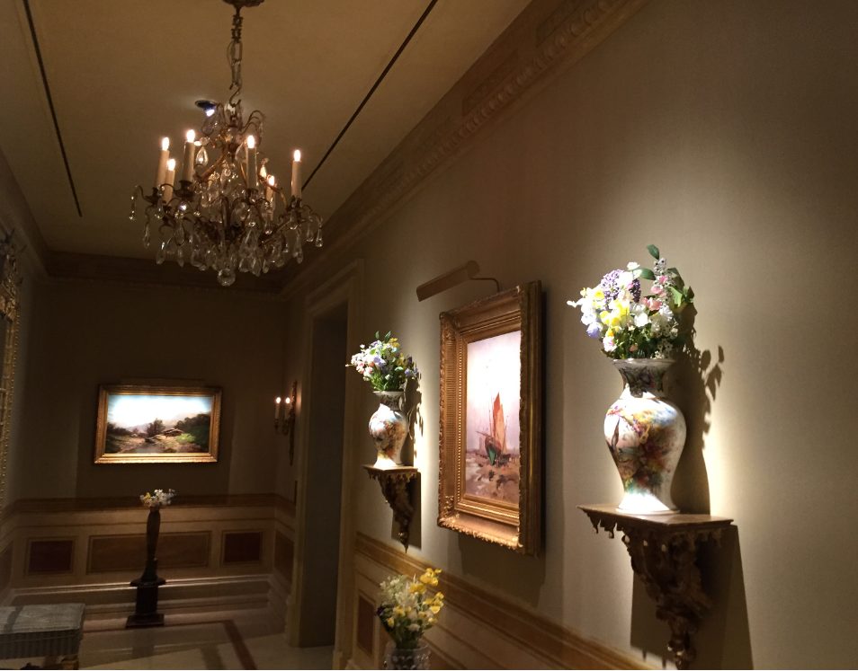 Subject-focused art lighting